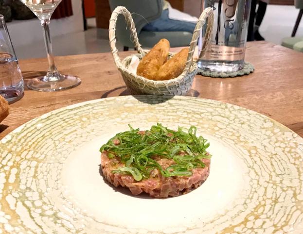 Tartar ibérico con torta frita.