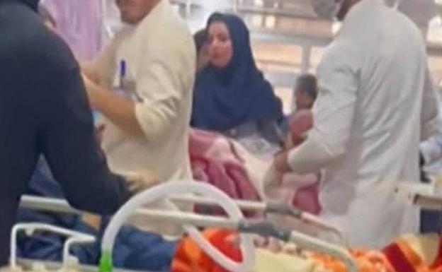 Personal médico atiende a niñas envenenadas en la ciudad iraní de Abadan.