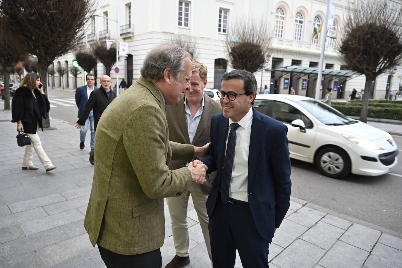 Álvaro Rodríguez Guitart, director general de HOY Extremadura y ABC en Andalucía da la bienvenida al acto al presidente de la Diputación de Badajoz, Miguel Ángel Gallardo, y al alcalde de Badajoz, Ignacio Gragera. 