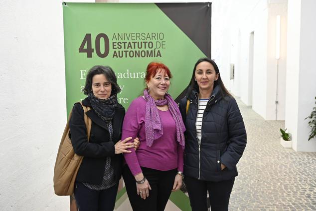 Sonia Rosa Vallejo del Imex; Marilé Calvo, exdirectora de la Casa de la Mujer de Badajoz y una de las ponentes de la mesa redonda; y Ana Cantero del SES