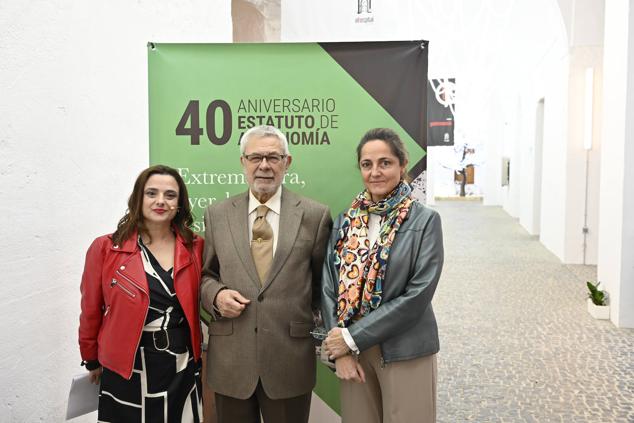 Celia Herrera, periodista del Diario HOY; Alberto González y Carmen Touchard, del Diario HOY. 