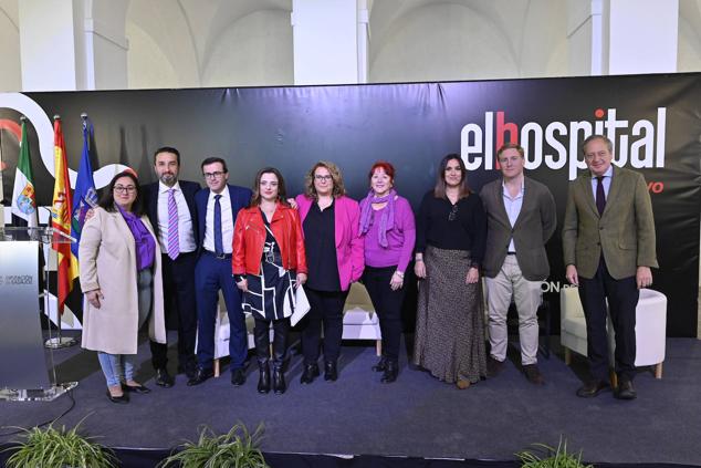 Dolores Méndez, diputada delegada de Transparencia y Atención al Ciudadano; Ricardo Cabezas, diputado Provincial del Área de Cultura, Bienestar Social, Juventud y Deporte; Miguel Ángel Gallardo, presidente de la Diputación de Badajoz; Celia Herrera, periodista del Diario HOY y moderadora de la mesa redonda; Cistina Valadés, diputada de Igualdad; Marilé Calvo, exdirectora de la Casa de la Mujer de Badajoz; Marieta Sánchez, profesora del Ciclo superior de Igualdad en Badajoz; Ignacio Gragera, alcalde de Badajoz, y Álvaro Rodríguez Guitart, director general de HOY Extremadura y ABC en Andalucía 