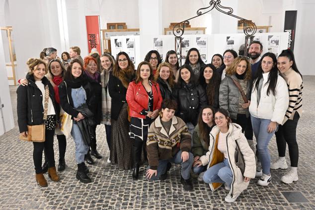 Grupo, al completo, de la promoción de alumnas y profesoras del Ciclo de Grado Superior de Promoción de Igualdad de Género en el Instituto Bárbara de Braganza de Badajoz. Celia Herrera, periodista del Diario HOY, y la ponente, Marilé Calvo, también les acompaña. 