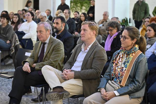 Álvaro Rodríguez Guitart, director general de HOY Extremadura y ABC en Andalucía; Ignacio Gragera, alcalde de Badajoz; y Carmen Touchard, del Diario HOY, durante el acto. 
