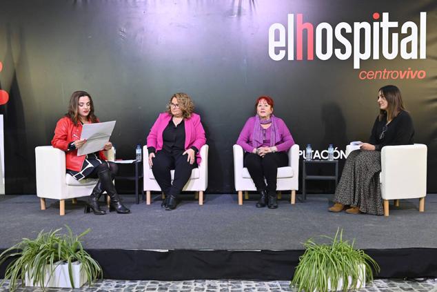 Celia Herrera, periodista del Diario HOY y moderadora de la mesa redonda; Cistina Valadés, diputada de Igualdad; Marilé Calvo, exdirectora de la Casa de la Mujer de Badajoz; Marieta Sánchez, profesora del Ciclo superior de Igualdad en Badajoz, durante la mesa redonda. 