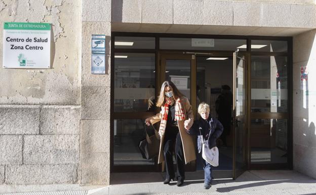 Patricia salde del centro de salud con su hijo .