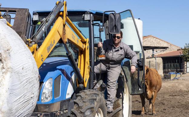 Raquel se baja del tractor en un momento de su jornada en la explotación.