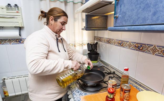 Raquel llega de la explotación ganadera para hacer la comida.