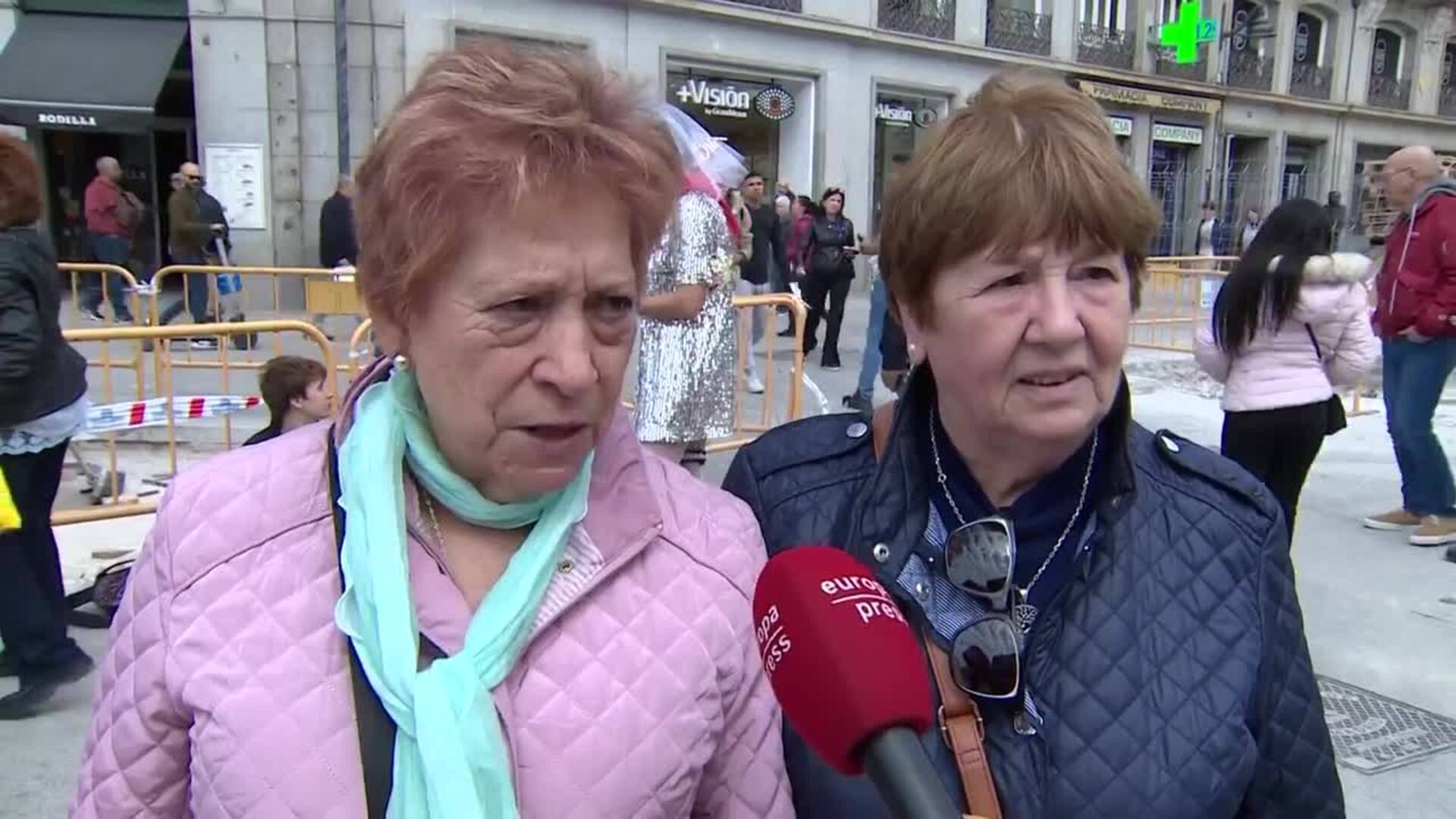 La estatua del Oso y el Madroño ocupa ya su nueva ubicación en la Puerta del Sol