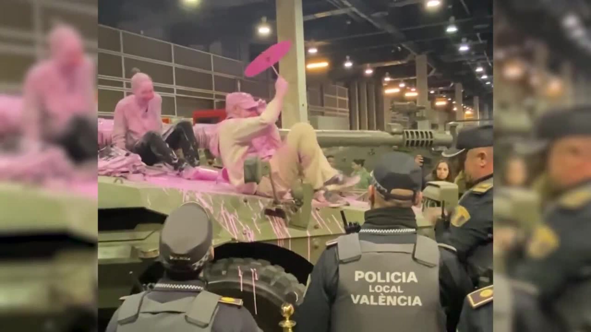 Protesta por la presencia del Ejército en Expojove con el vertido de pintura sobre un tanque