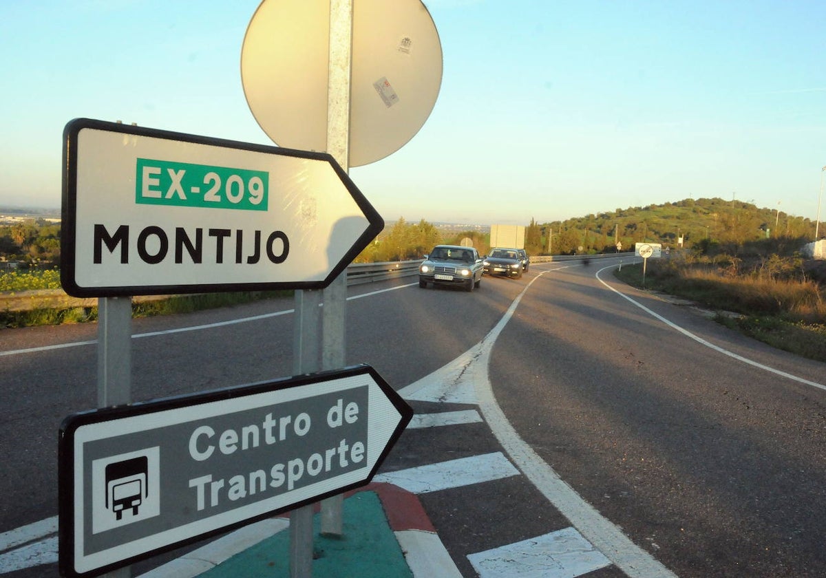 Aparece un cuerpo carbonizado en el interior de un coche en Montijo