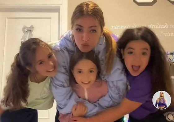 María Seco con sus res alumnas en el vídeo que se ha hecho viral.