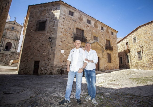 Toño Pérez y José Polo posan delante del edificio de la antigua sede de Carreteras, en 2019.