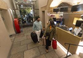 Turistas en un establecimiento hotelero de Cáceres.