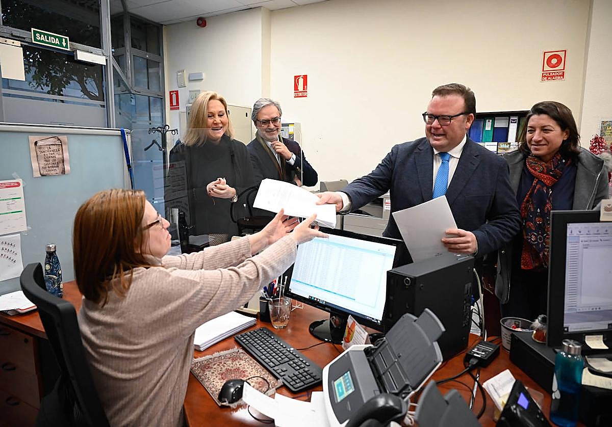 La Junta negociará con los funcionarios para pagarles los 27 millones que les debe