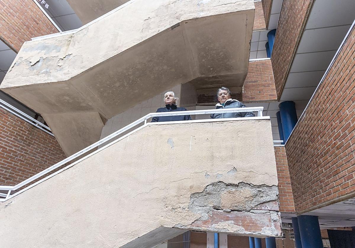 Juana Caballero y Felisa Gómez en la escalera que les lleva a sus viviendas en el bloque B de la calle Ródano.