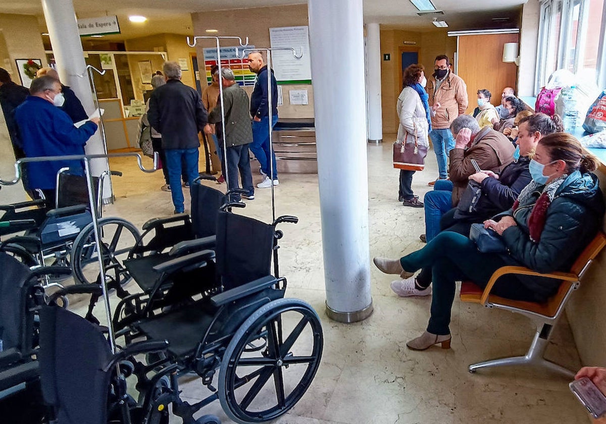 Sala de Urgencias del hospital Perpetuo Socorro de Badajoz llena de pacientes esperando a ser atendidos en la mañana de este miércoles.