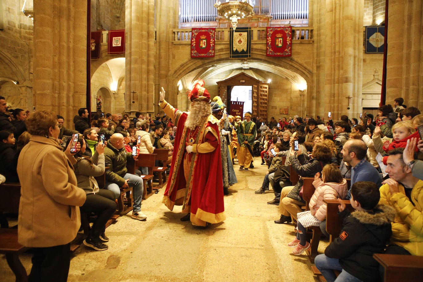 Cálida bienvenida a los Reyes Magos en la concatedral de Santa María de Cáceres