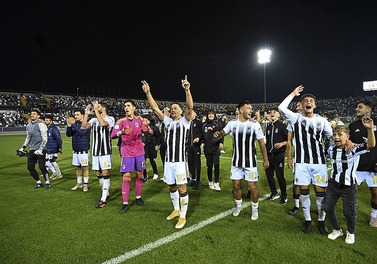 Celebración del Badajoz tras vencer al Cacereño.