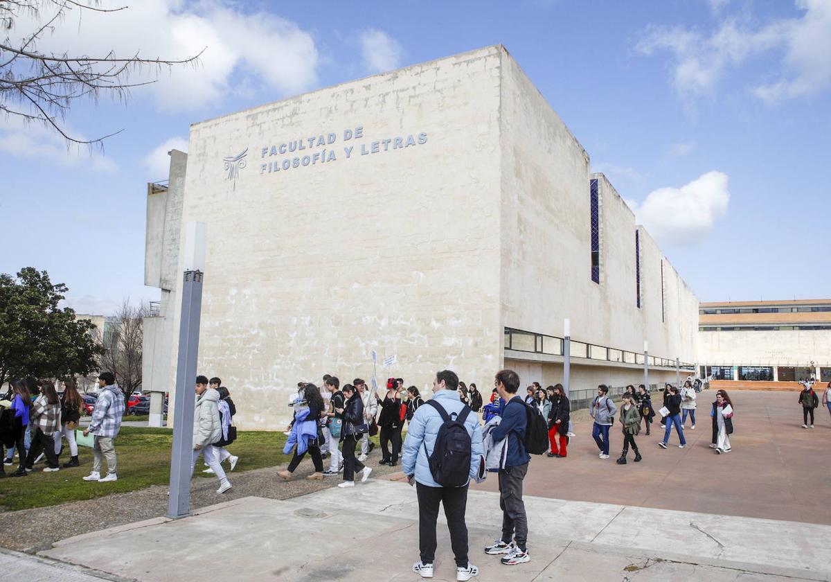 La UEx convoca 36 plazas de profesores titulares y catedráticos