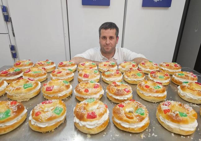 Javier Quintana con sus roscones recién horneados.