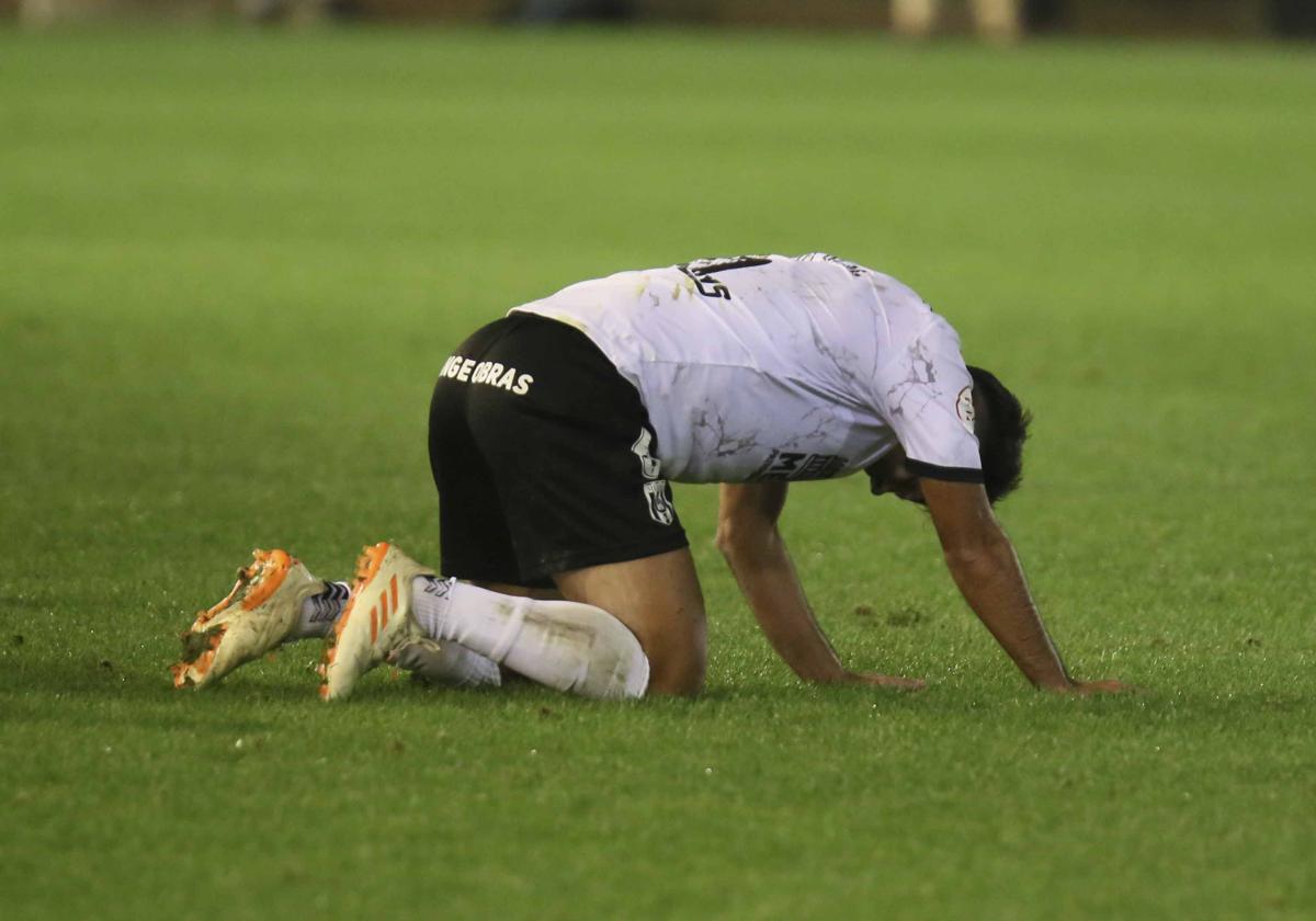 Ismael Gutiérrez se lamenta tras una acción de partido.