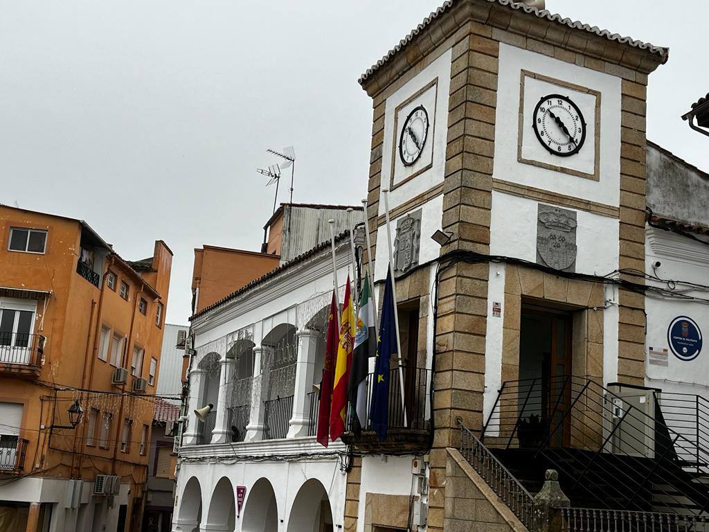 Banderas a media asta en el Ayuntamiento de Logrosán, este jueve.