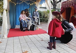 El rey Gaspar recibiendo las peticiones de los niños este viernes en el Paseo de Cánovas.