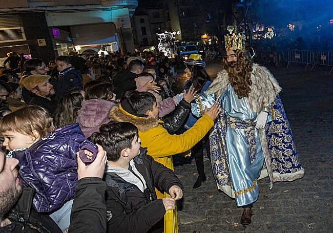 Los Reyes Magos saludando a los niños en Plasencia el pasado enero.