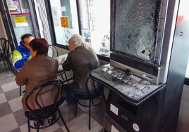 Daños causados por los atracadores en el bar Vaquerizo de Badajoz.