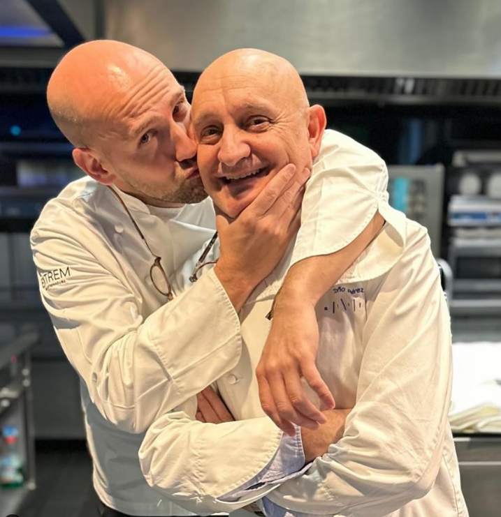 El comunicador Gonzalo Miró en un gesto cariñoso con Toño Pérez, en la cocina del restaurante Atrio.