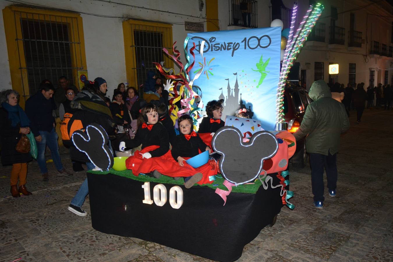 Las calles de Fregenal abarrotadas al paso de los Reyes Magos