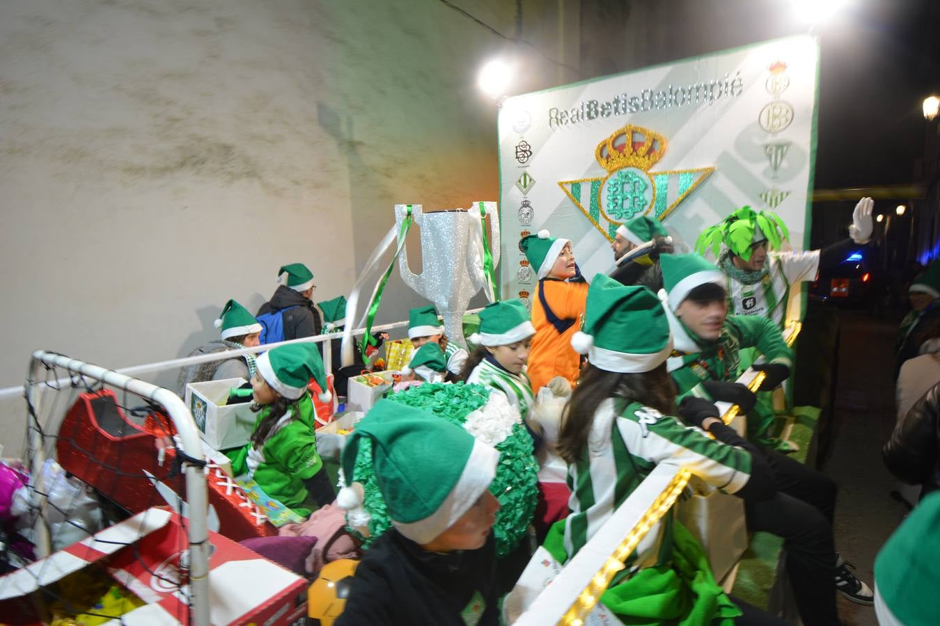 Las calles de Fregenal abarrotadas al paso de los Reyes Magos
