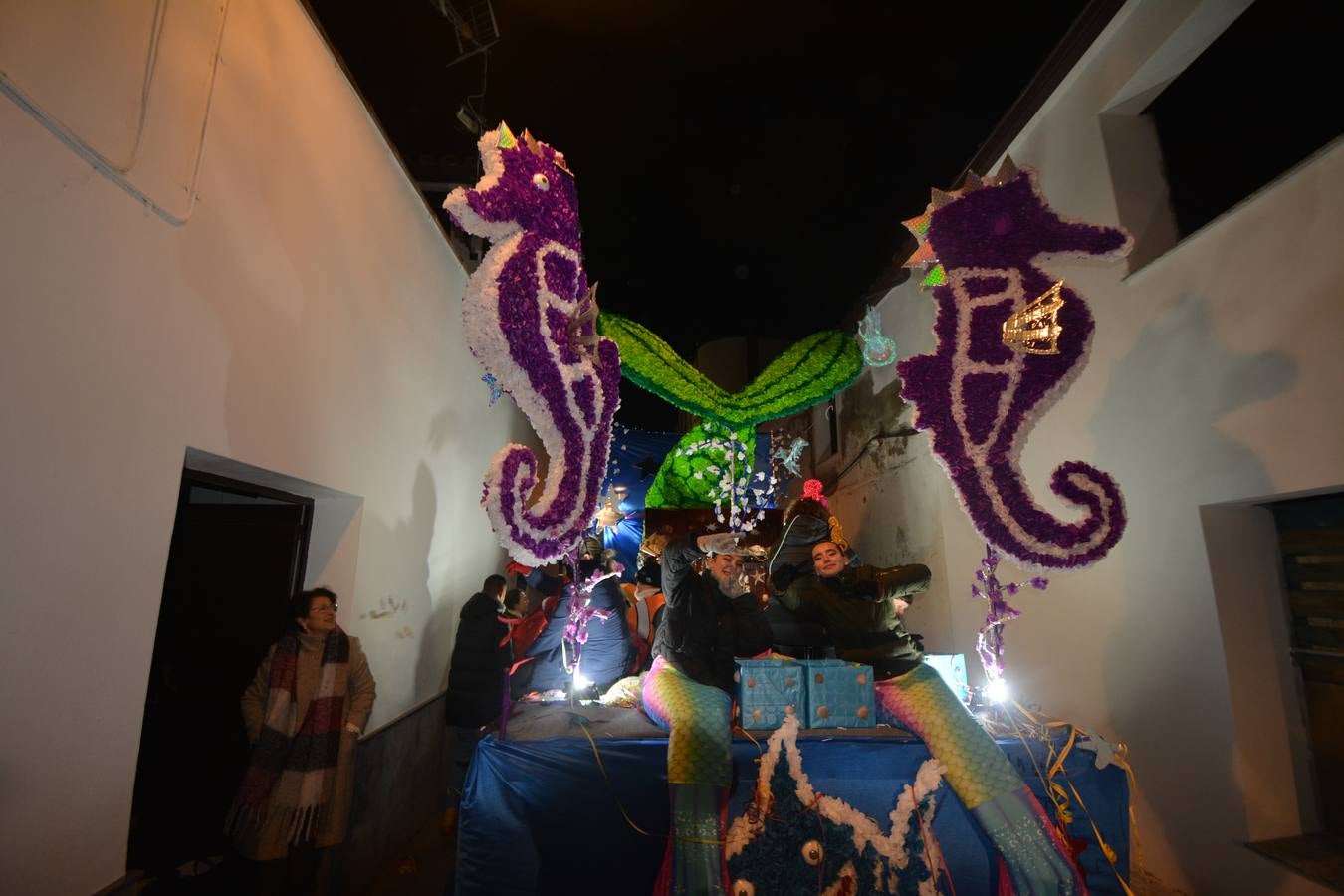 Las calles de Fregenal abarrotadas al paso de los Reyes Magos