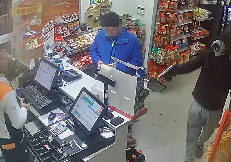 Imagen del atraco captada por las cámaras de videovigilancia y difundida por la Guardia Civil.