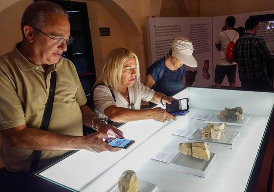 Visitantes en el Museo Arqueológico de Badajoz durante la exposición de las caras de Turuñuelo.