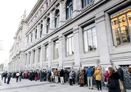 Colas ante la sede del Banco de España en el primer trimestre del año para comprar Letras del Tesoro.