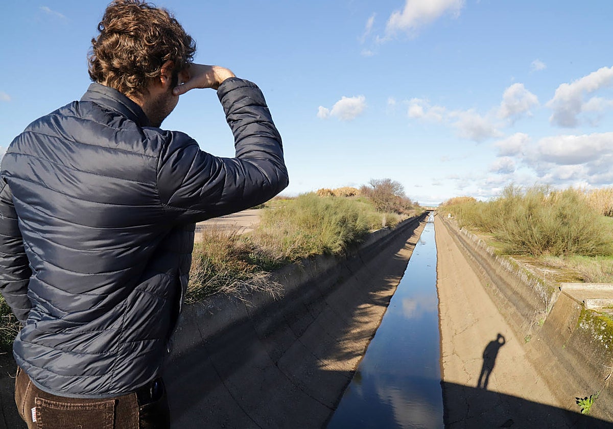 Canal del Zújar casi vacío de agua cerca de Don Benito, algo habitual a estas alturas de enero.