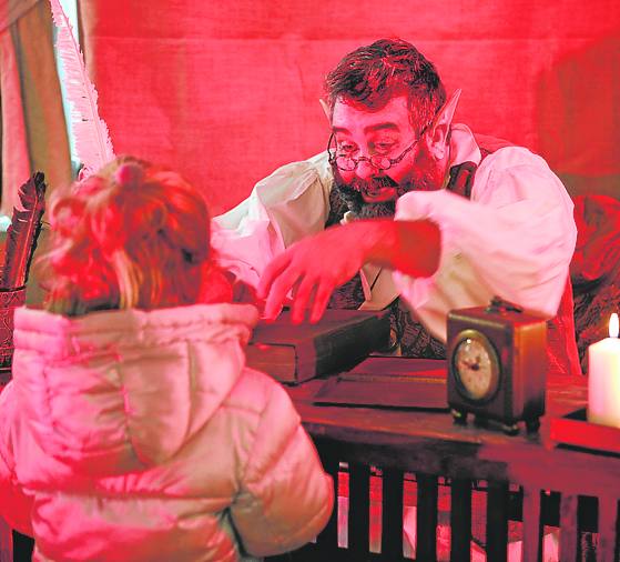 El Emisario Real en el 'hall' del Gran Teatro. 