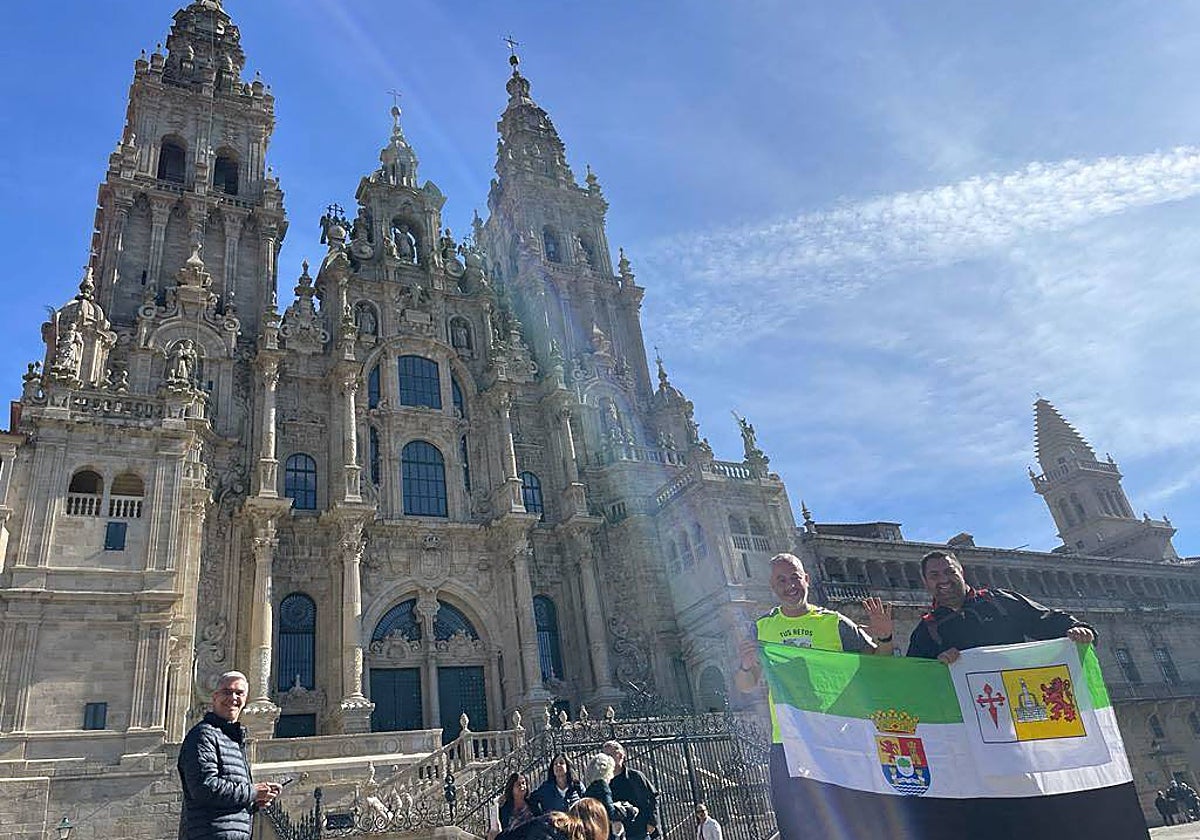Con la bandera extremeña en la plaza del Obradoiro.