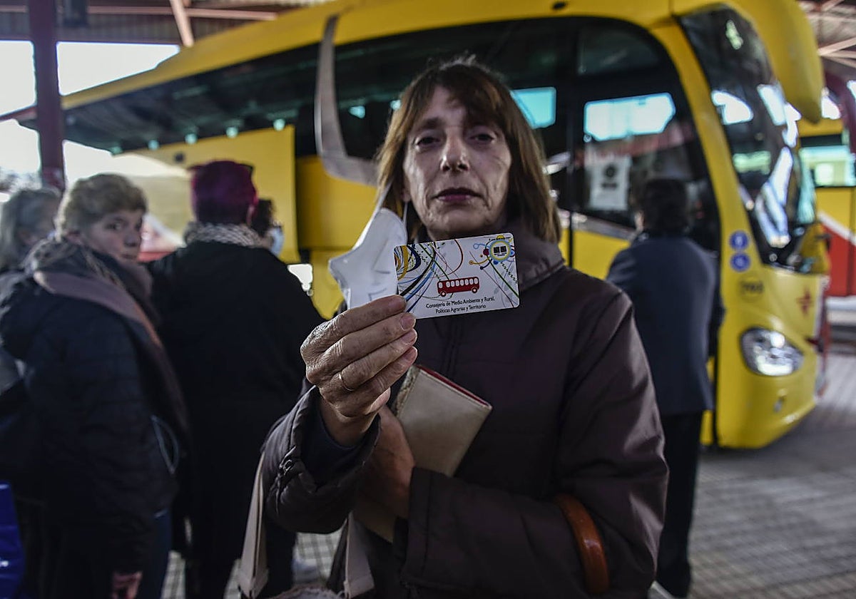 Una usuaria con la tarjeta de transporte gratuito en enero del año pasado en Badajoz.