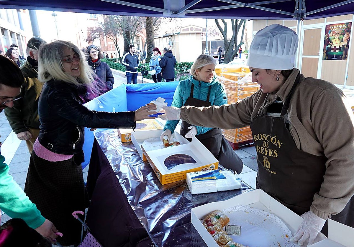 Reparto de roscón esta mañana en San Francisco.