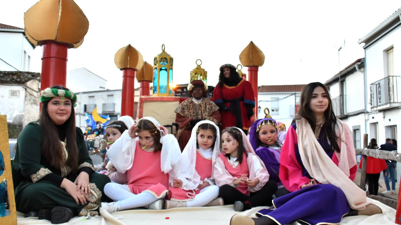 Los Magos de Oriente llenan Alburquerque de ilusión