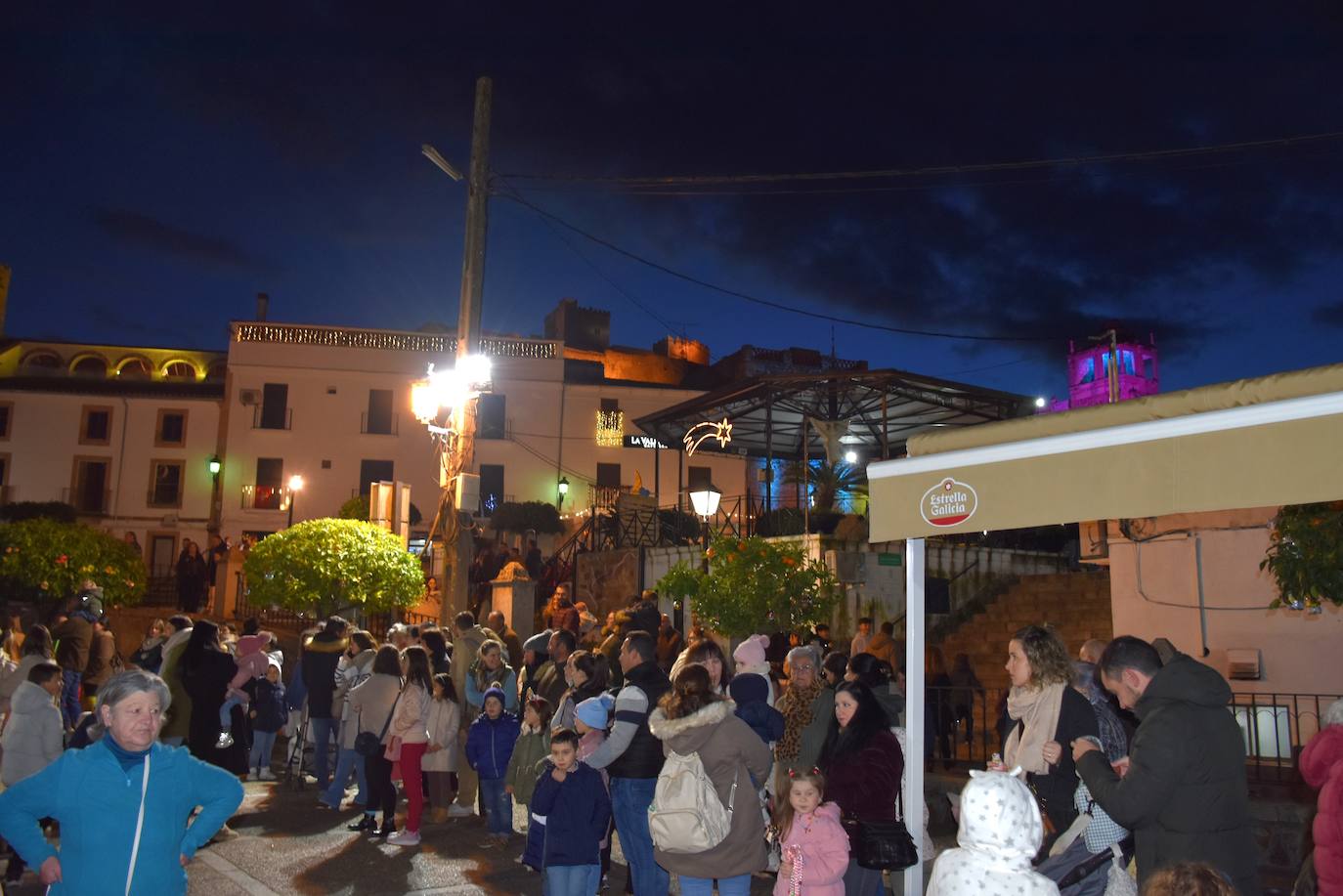 Los Magos de Oriente llenan Alburquerque de ilusión