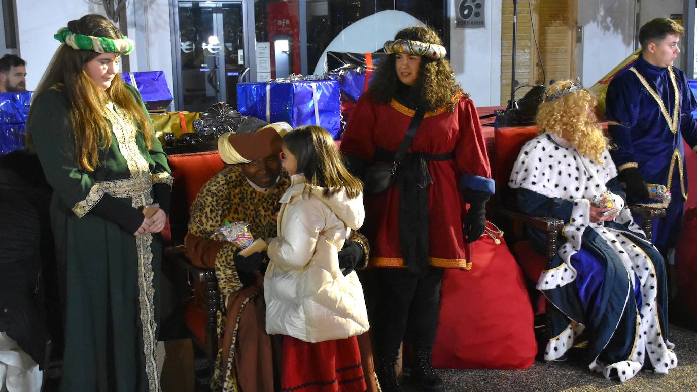 Los Magos de Oriente llenan Alburquerque de ilusión