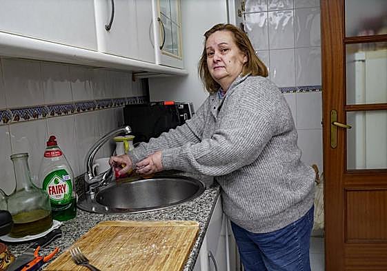 Adela Tamayo en su vivienda de la avenida Felipe Trigo, mostrando los cortes de agua.