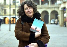 Paquita Escobero, con el libro que acaba de publicar, en la Plaza Mayor de Plasencia.