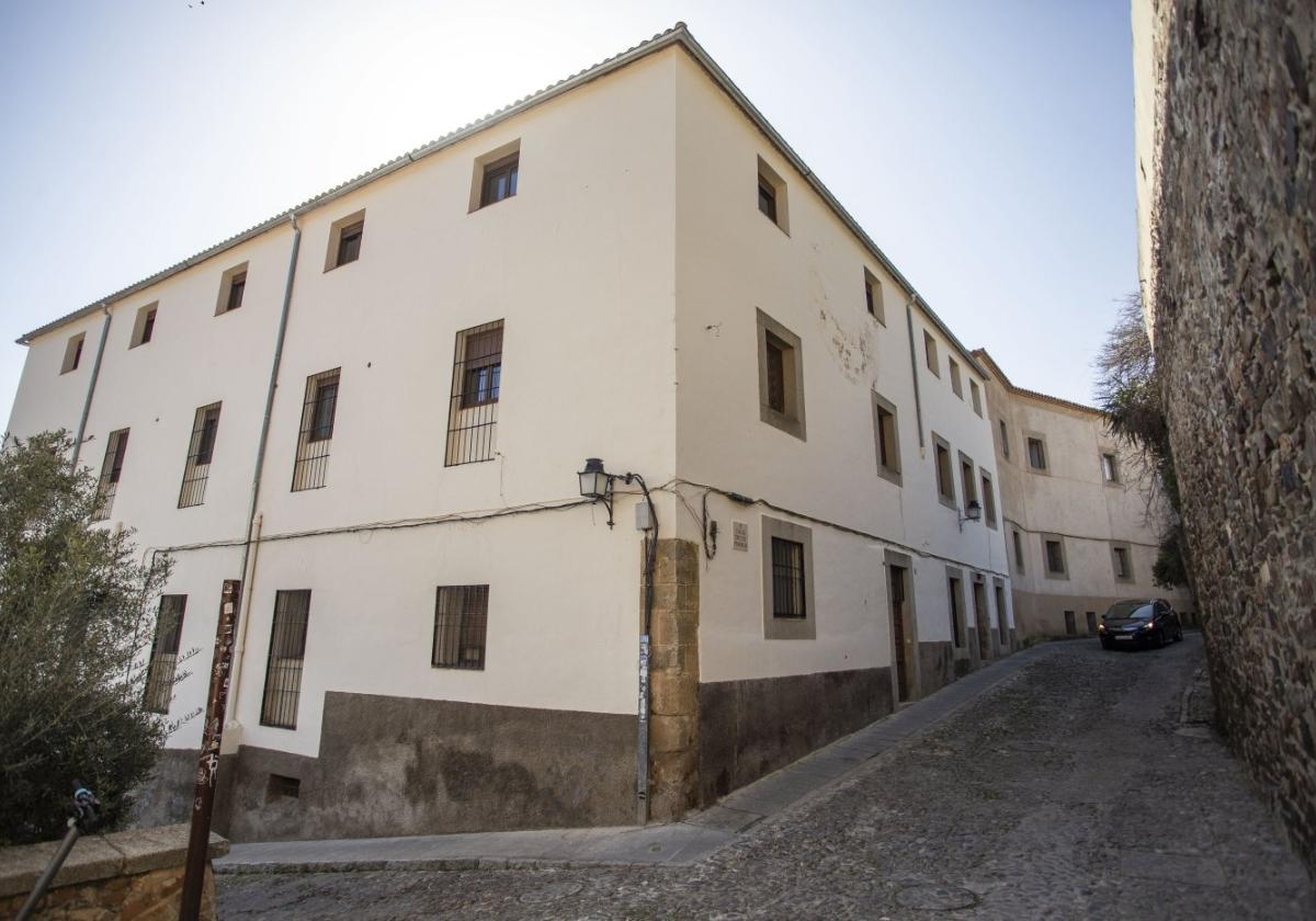 Vista exterior del edificio que las Trinitarias tienen en la judería vieja de Cáceres.