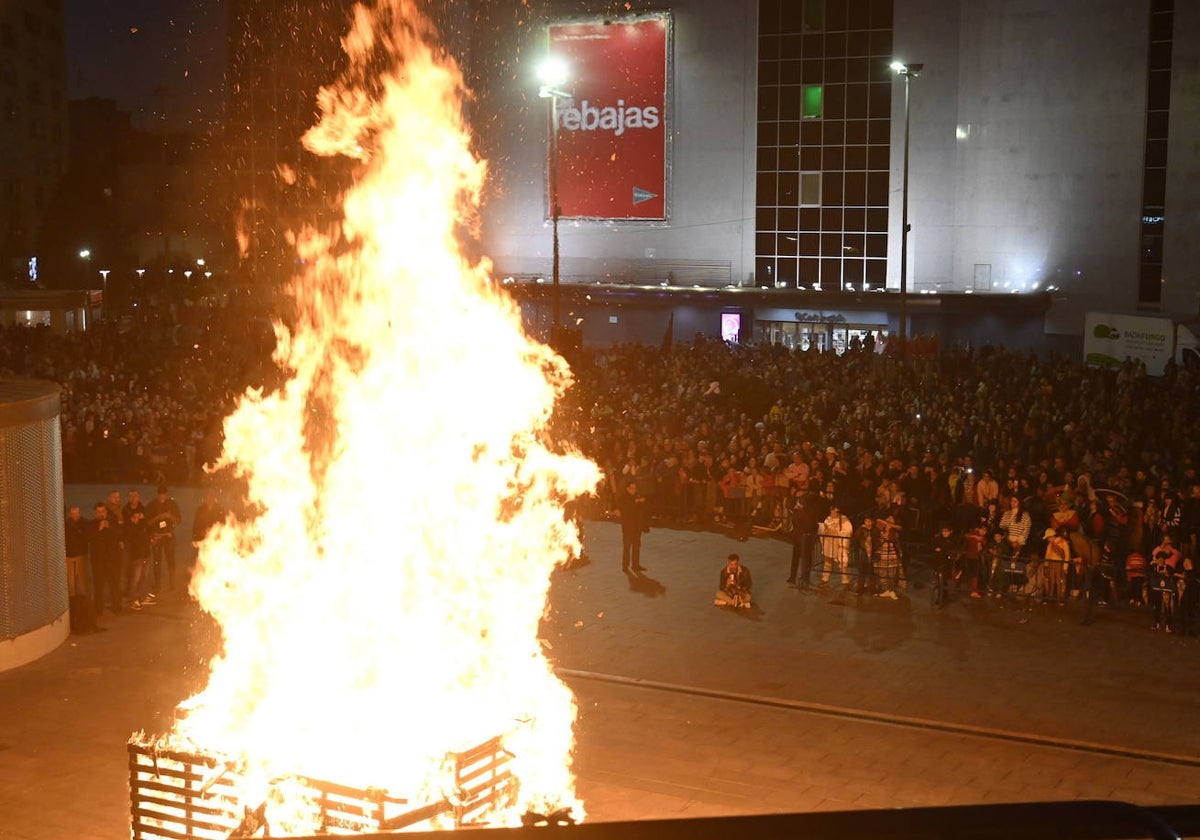 Quema del marimanta en Santa Marina en el Carnaval de Badajoz el pasado febrero de 2023.