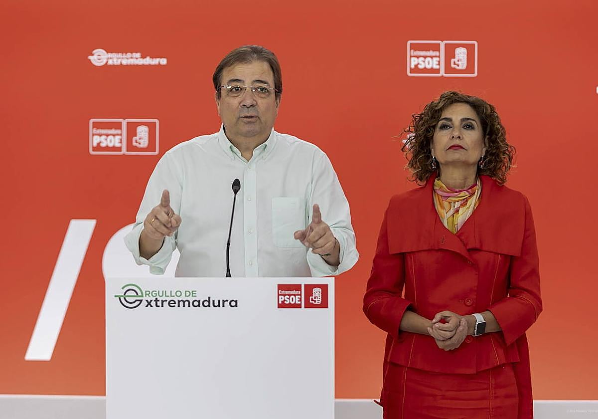 Guillermo Fernández Vara, durante un acto político juntoi a María Jesús Montero, el año pasado.